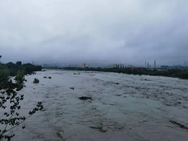 暴雨直击北京视频_直击北京暴雨_直播北京暴雨