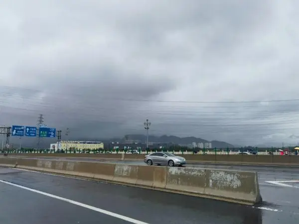 暴雨直击北京视频_直播北京暴雨_直击北京暴雨