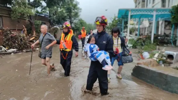 直击北京暴雨_暴雨直击北京视频_直播北京暴雨