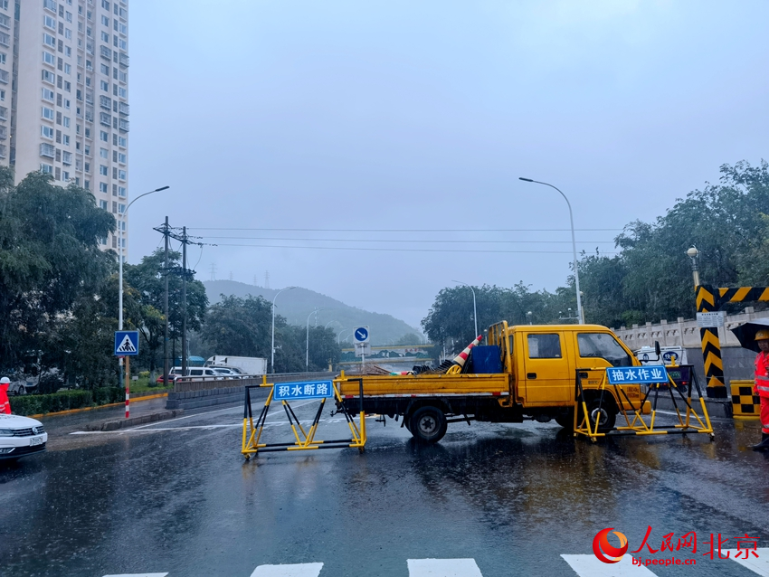 道路抽水作业持续进行中。人民网记者 李楠楠摄