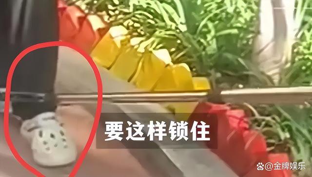 骑手闯岗进小区送餐被保安锁脚 网友热议人身自由权界限