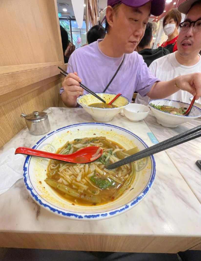 和陈奕迅拼桌吃饭_陈奕迅请客吃饭_陈奕迅餐厅