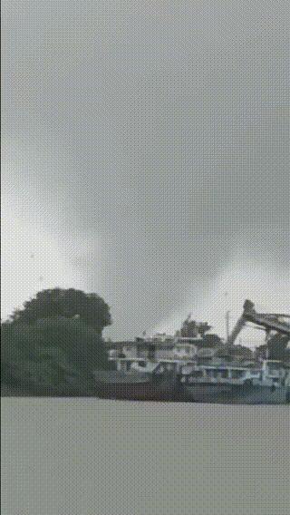 广东龙卷风一路火花带闪电 多地列车停运，强降雨持续来袭