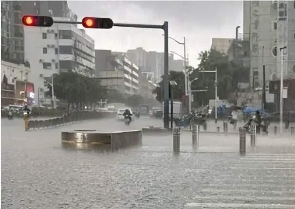 广东龙卷风一路火花带闪电 多地列车停运，强降雨持续来袭