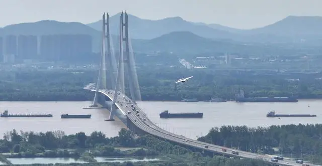 “空中出租车”跨长江首飞成功_“空中出租车”跨长江首飞成功_“空中出租车”跨长江首飞成功