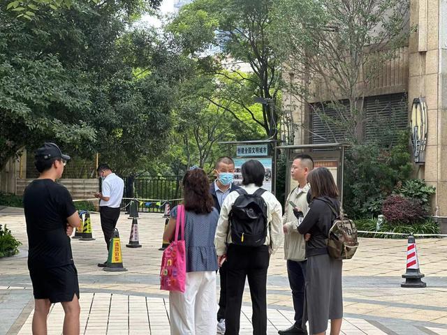 19岁大学生兼职送外卖被砖砸中身亡 小区外墙隐患凸显