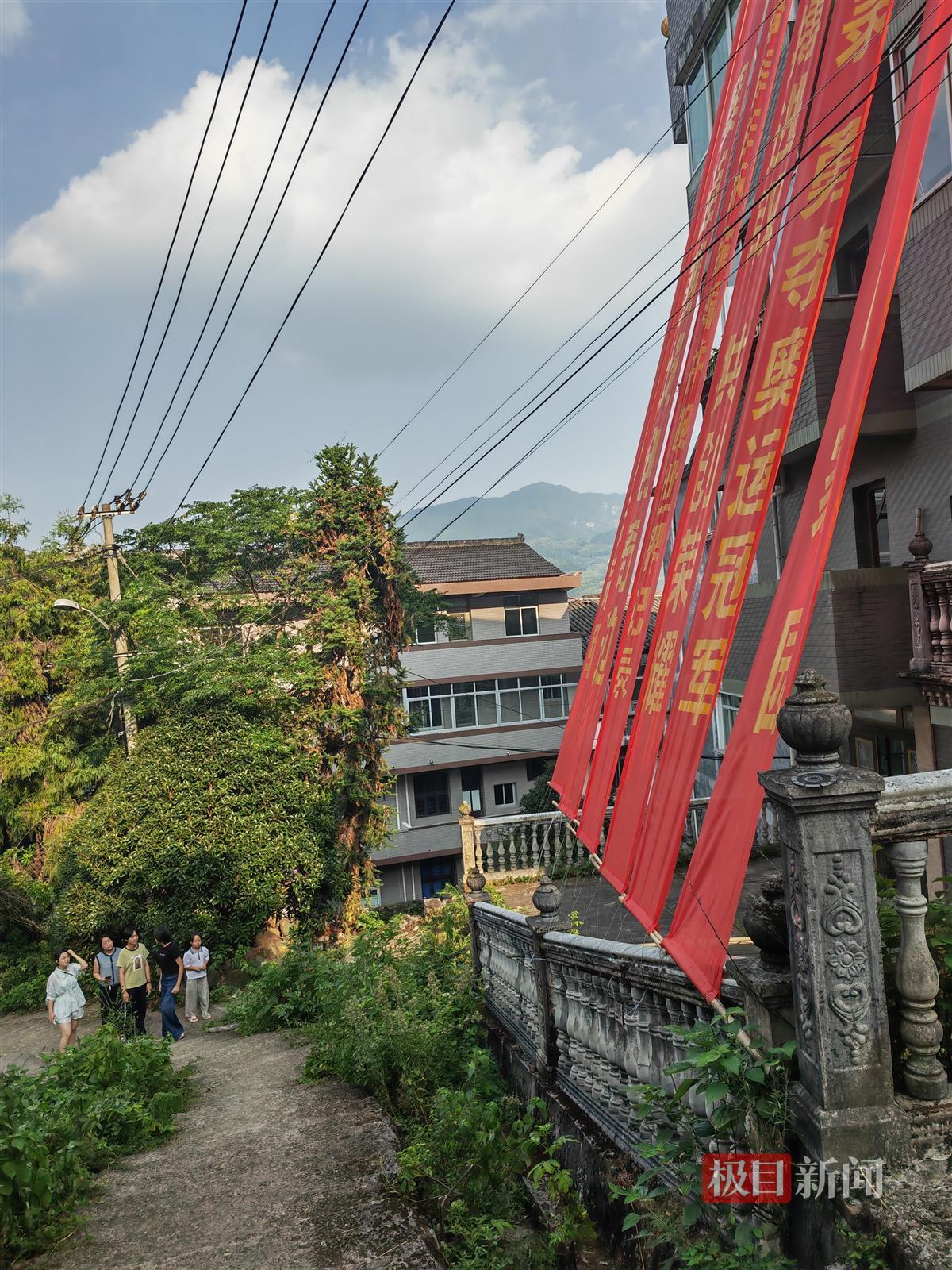 潘展乐老家挂满庆祝横幅_潘展乐老家挂满庆祝横幅_潘展乐老家挂满庆祝横幅