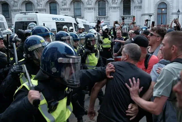 英国发生持刀行凶事件_一场凶杀案为何引发英国多地骚乱？_英国最残忍的凶杀案