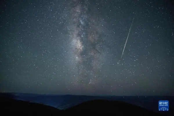 英仙座流星雨“光临”地球_英仙座流星雨12日光临地球_英仙座流星雨离地球多远