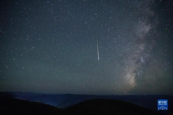 英仙座流星雨“光临”地球_英仙座流星雨12日光临地球_英仙座流星雨离地球多远