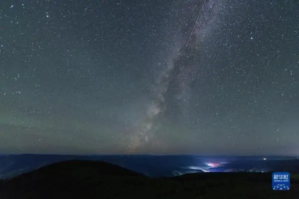 英仙座流星雨离地球多远_英仙座流星雨“光临”地球_英仙座流星雨12日光临地球