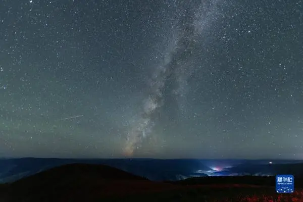 英仙座流星雨12日光临地球_英仙座流星雨“光临”地球_英仙座流星雨离地球多远