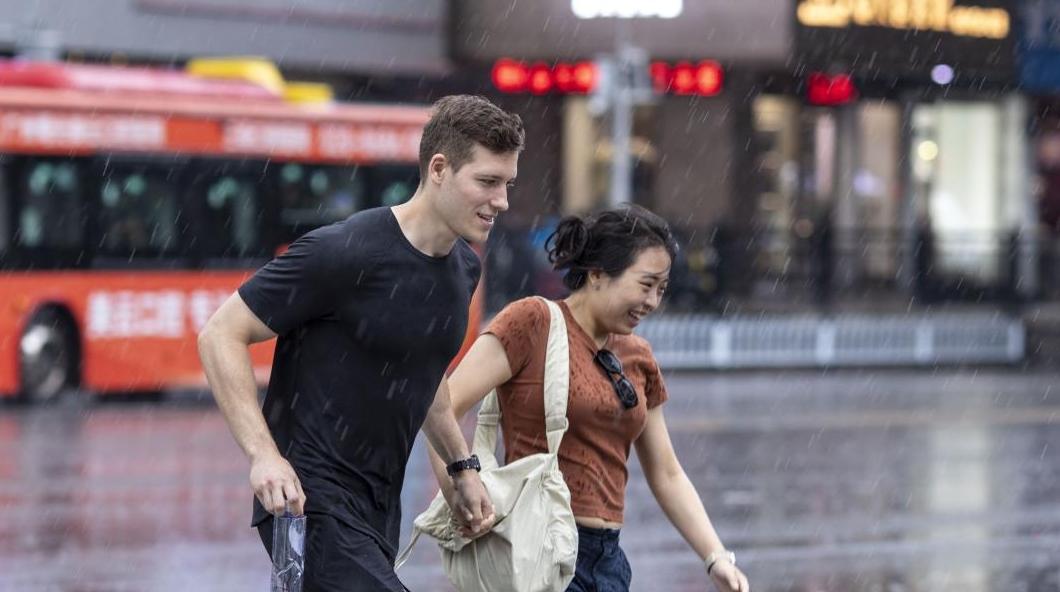 广州发布雷雨天气提示，两区雷雨大风预警已生效