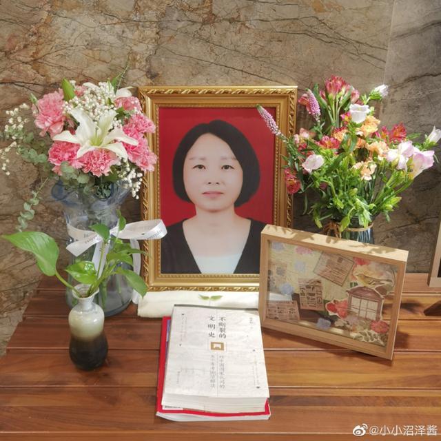 女教师遭“网课爆破”猝死：2人被拘