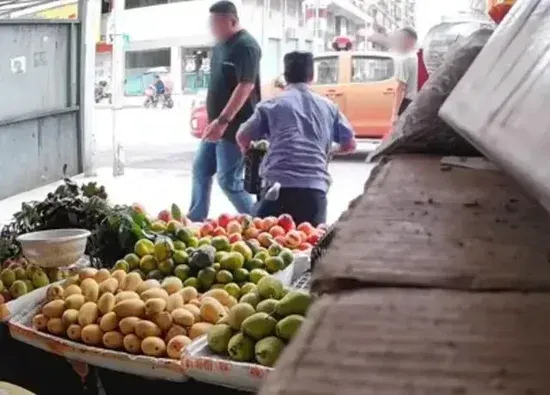 城管趁店里没人搬走水果？官方通报