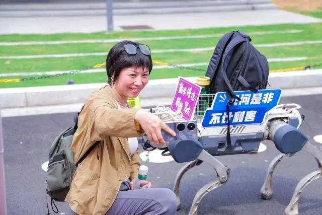 浙大开学机器狗帮新生拿行李_浙大开学机器狗帮新生拿行李_浙大开学机器狗帮新生拿行李