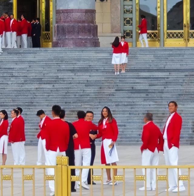 表彰大会：马龙白衣帅极了，孙颖莎全红婵穿高跟鞋，郑钦文很开心