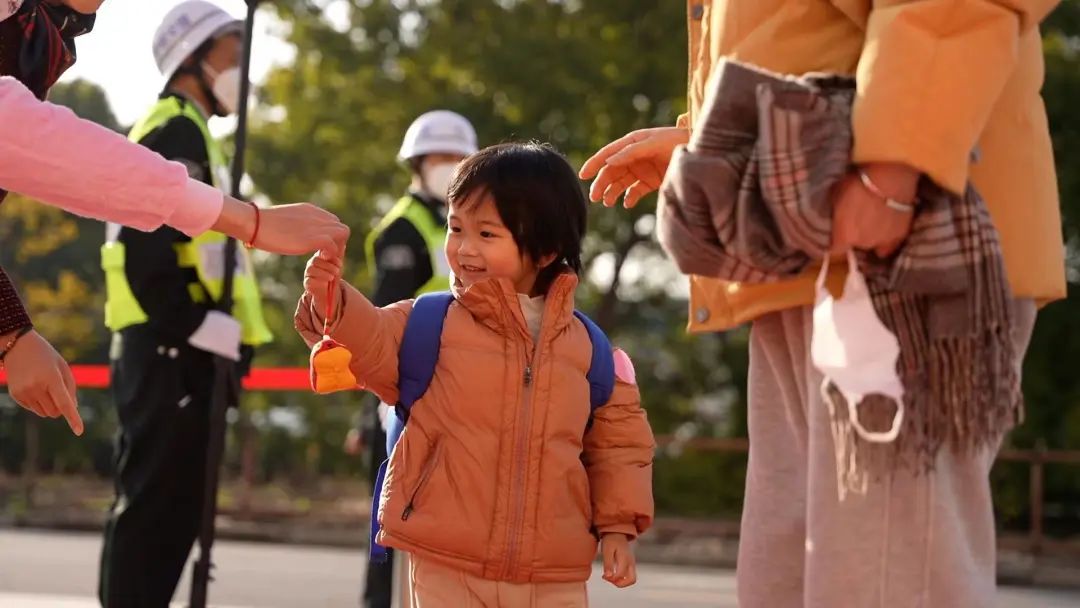 幼儿园开学“哇”声一片_幼儿园开学动画_开学幼儿园板报图片