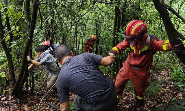 一家3口到杭州爬山遇台风被困整夜