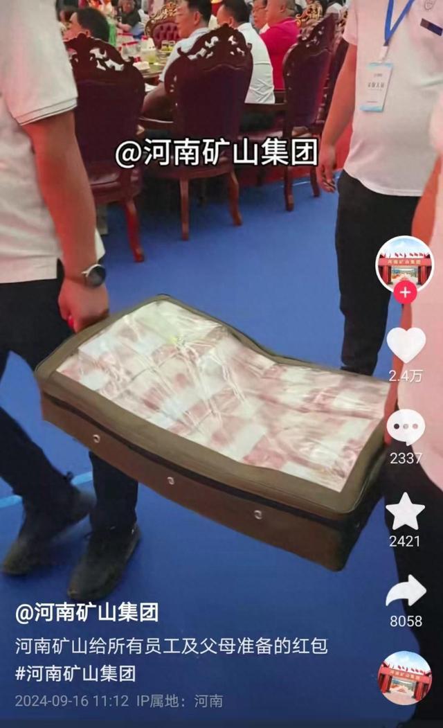 老板见员工中秋加班现场发钱让回家