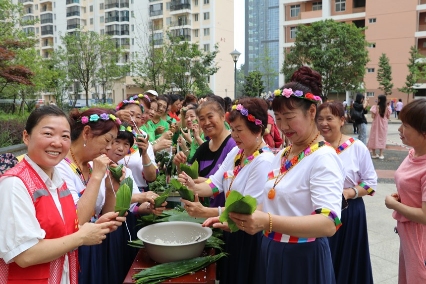 大桥社区“粽叶飘香过端午·民族团结邻里情”端午节主题活动。社区供图