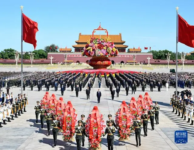 烈士纪念日向英雄敬献花篮仪式_烈士纪念日向英雄致敬_烈士纪念日向人民英雄敬献花篮