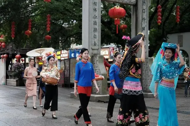 文旅“大餐”点燃多彩假期_成都文旅集团旅游资源整合_多彩假期活动