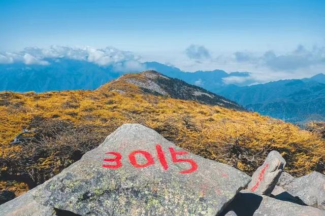 情侣夜爬冰晶顶失温遇难 亲属：已安葬 夜间冒险登山酿悲剧