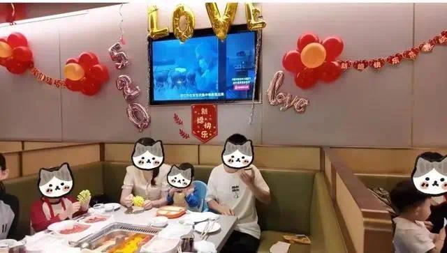 95后夫妻花千元在麦当劳办婚礼 年轻人办婚礼彰显个性