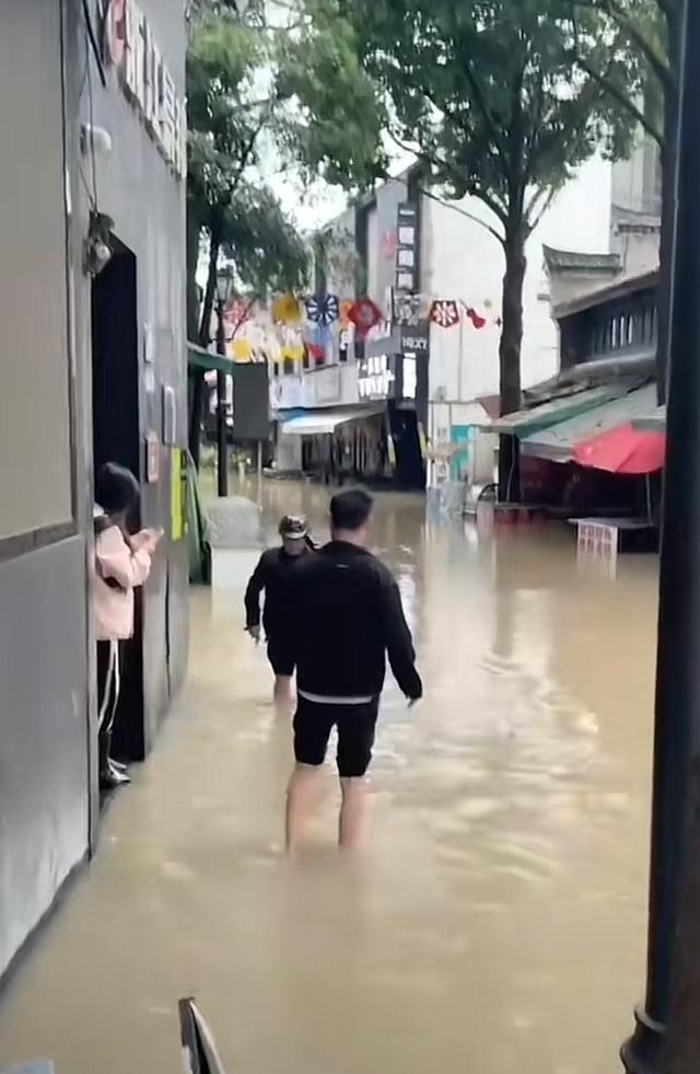 宁波海水倒灌 街边商户发声