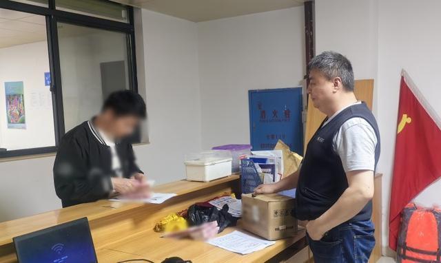 跑腿小哥一个举动挽回5万元损失 加入“雷锋义警”