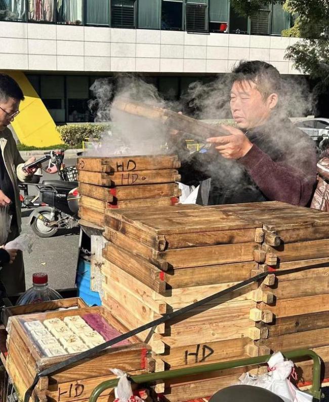 汤唯带老公女儿回母校 重温旧日温情