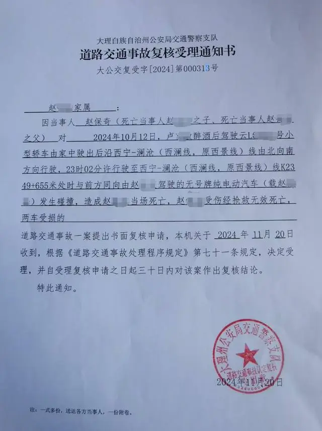 奔驰追尾公交_奔驰车主让老人赔偿30元_奔驰车追尾老年代步车致2死