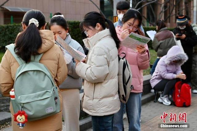 年轻人考公看重什么 稳定与理想并重