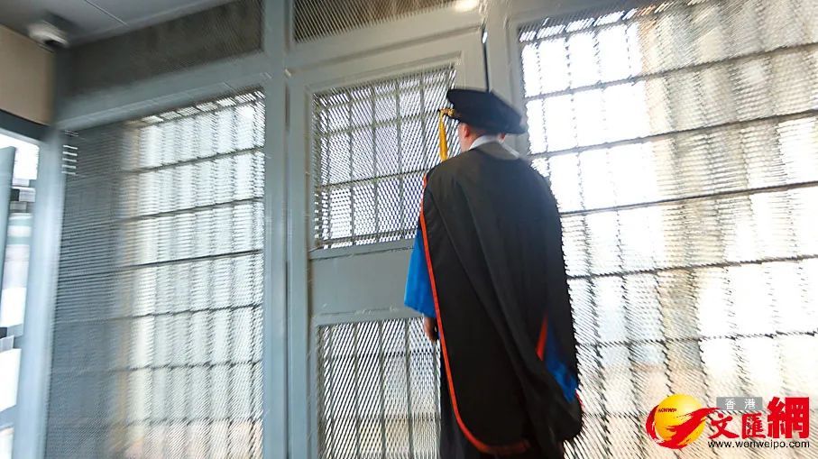 狱中苦读24年，51岁的他获颁博士学位，明年还有...