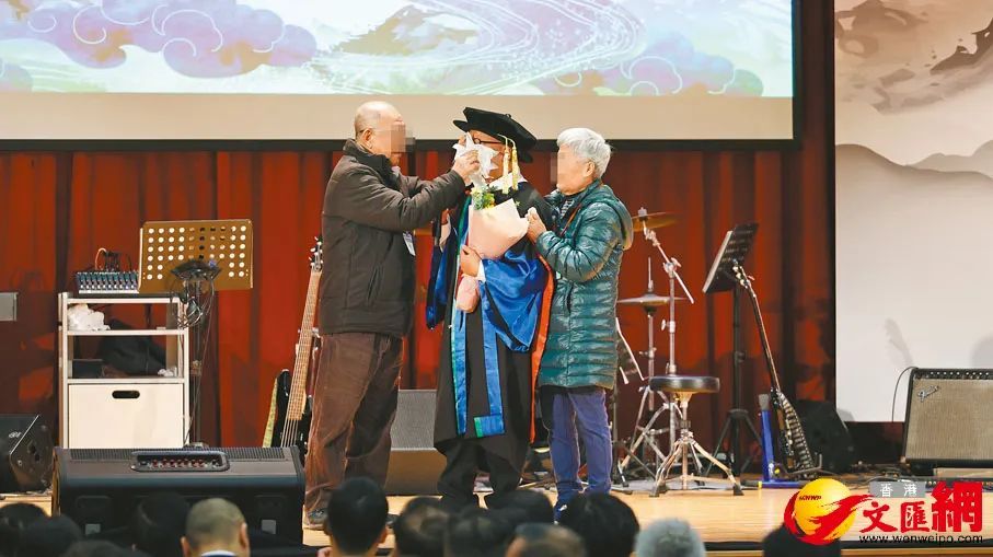 狱中苦读24年，51岁的他获颁博士学位，明年还有...