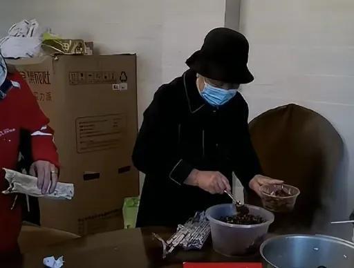 刘强东母亲夸赞章泽天买的新衣 婆媳关系温馨展示