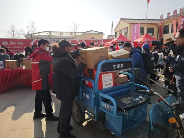 刘强东母亲夸赞章泽天买的新衣 婆媳关系温馨展示