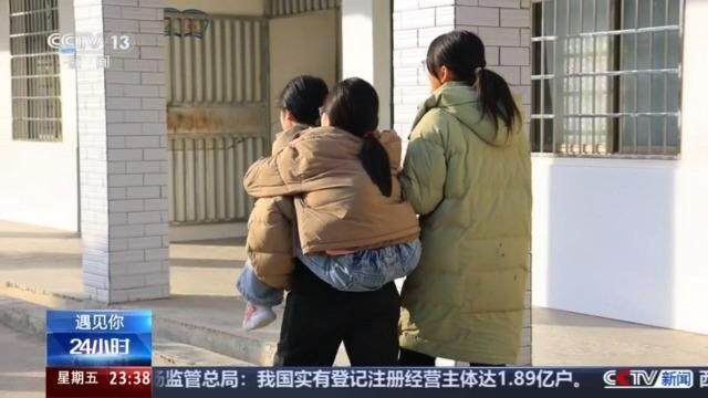 14岁女孩连续8年背闺蜜上学 真挚友情温暖人心