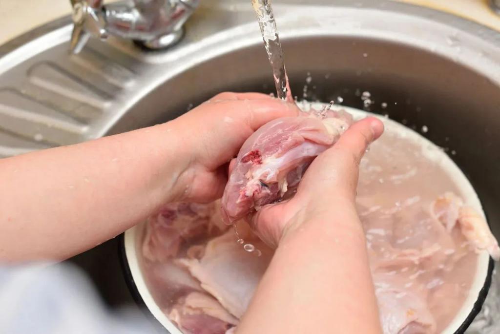 解冻肉泡水里好吗_解冻肉泡水里再放会变质吗_别再把肉泡水里解冻了