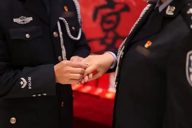 两缉毒警曾假扮情侣如今订婚了_警察假扮毒贩_和缉毒警察结婚是军婚吗