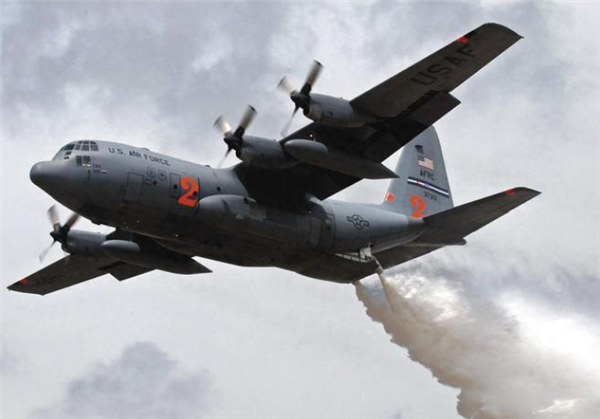 美消防飞机向山火区域投放阻燃剂 C-130变身灭火先锋