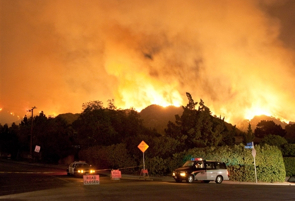 美消防飞机向山火区域投放阻燃剂 C-130变身灭火先锋