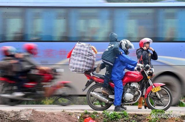 2025“摩托大军”踏上返乡路 变迁中的春运记忆