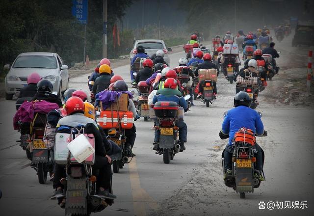 2025“摩托大军”踏上返乡路 变迁中的春运记忆