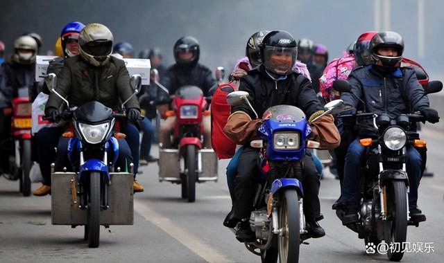 2025“摩托大军”踏上返乡路 变迁中的春运记忆
