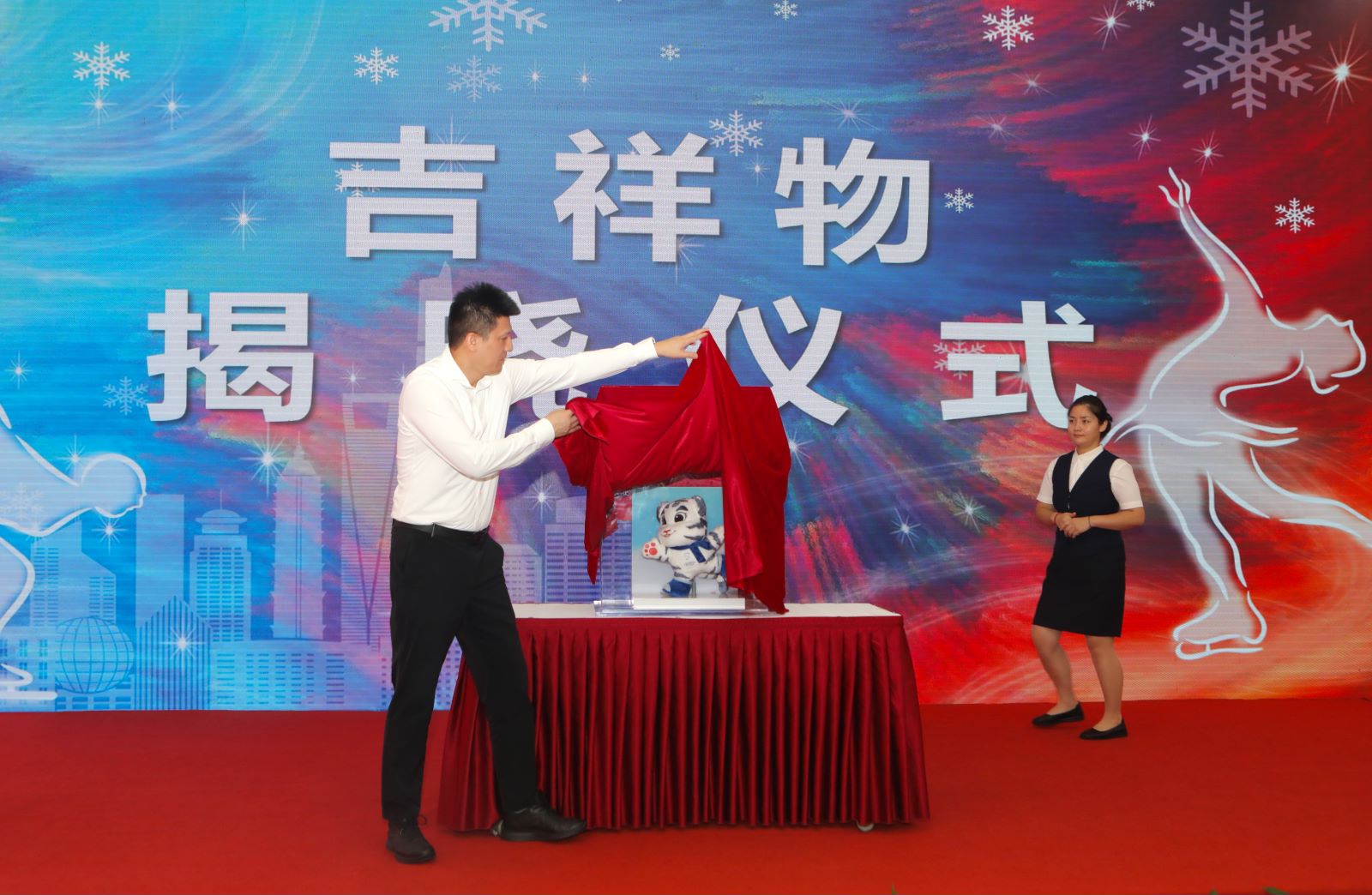 如何开展群众性冰雪活动_把群众冰雪运动热情保持下去_冰雪运动的群众普及率最高