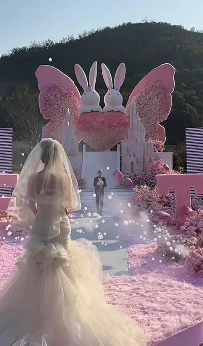 鹿哈向女友求婚成功 网红爱情甜蜜升级