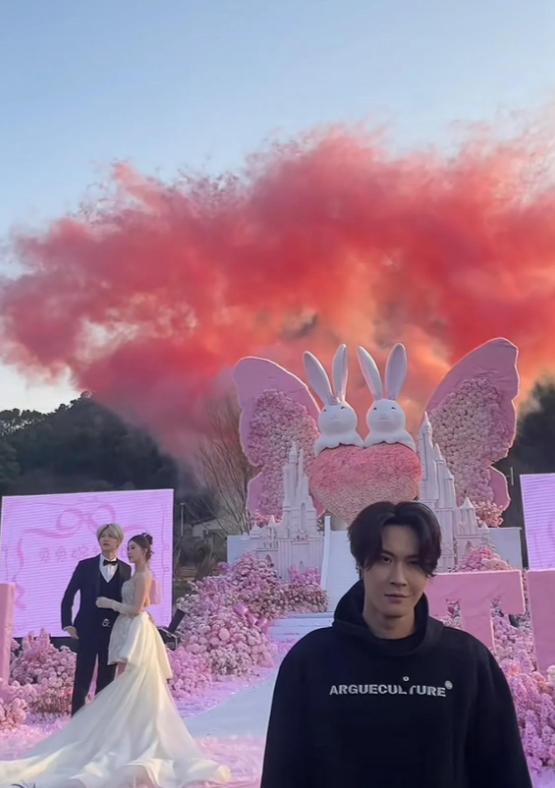 鹿哈向女友求婚成功 网红爱情甜蜜升级