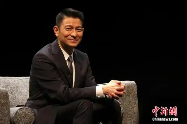 刘德华又要到超市上班了_刘德华逛街_刘德华卖货